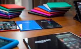 Desde luego el atractivo es que tiene acceso a todo el mundo digital de Amazon donde se pueden ver películas, series, descargar libros, apps, audiolibros, música, en fin, un universo de entretenimiento.