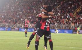 Roger Rojas y Jonathan McDonald se han aclopado muy bien en el ataque rojinegro.