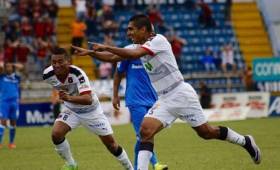 Jorge Claros empieza a marcar diferencia con el Alajuelense de Costa Rica. (Foto: Robert Vindas- Diario DIEZ).