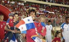 El panameño, Román Torres no oculta su felicidad por clasificar con su selección a la Copa del Mundo de Rusia 2018.