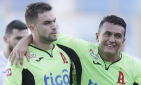 El guardameta del Alianza de El Salvador realizó una jugada impresionante. (Foto: El Gráfico).