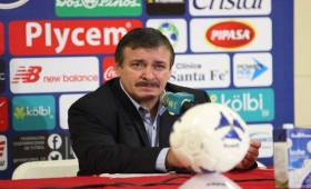 El técnico de Costa Rica Oscar Ramírez prepara a su selección para la Copa América Centenario 2016.