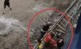 Este es el momento justo en que uno de los aficionados iba a agredir a otro del equipo rival. (Foto: Antena 6)