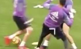 Keylor Navas le dio un pisotón a Cristiano Ronaldo en el entrenamiento de este viernes.