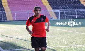 El futbolista protagonizó un momento gracioso en el entrenamiento de Alajuelense. (Foto: LDA).