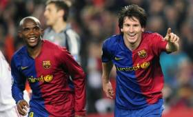 Hace 10 años el camerunés y el argentino fueron compañeros en el Barcelona.