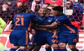 Tony Taylor siendo felicitado por sus compañeros del New York City tras anotar un gol.