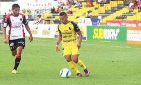 Pemberton (Amarillo) ha jugado en Costa Rica con Limón, Alajuelense y Liberia. Foto: Diario Extra.