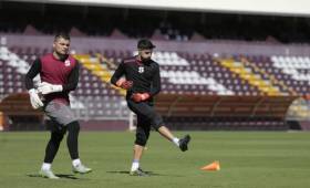 En esta semana el estratega del Saprissa evaluará a los guardametas para definir el que será titular el fin de semana ante Belén. (Foto: Nación)
