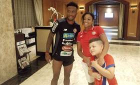 Los futbolistas costarricenses compartieron con aficionados ticos en el hotel de concentración en Nueva Jersey. (Foto: Jorge Ferman - Enviado especial).