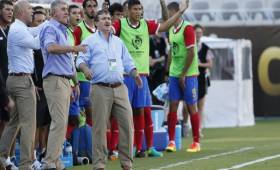 Sobre el árbitraje Oscar Ramírez afirmó que Patricio Lousteau tomó la decisión correcta con Kendall Waston. (Foto: Nacion)