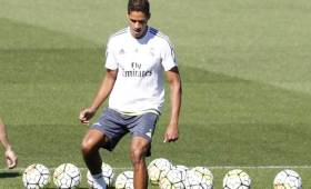 Raphael Varane se ejercitó con el grupo en la última sesión de entrenamiento previa al choque ante el Granada.
