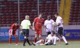 La lesión de 'Memín' Funes preocupó a todos los presentes en el partido de exhibición en Costa Rica. (Foto: La Teja)