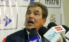 Jorge Luis Pinto llegó a la defensiva a ofrecer la conferencia de prensa.