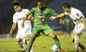 El volante costarricense Manfredd Russell destacó con el Antigua en la Liga del fútbol de Guatemala.