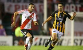 Mariano Torres disputa un balón con Gabriel Mercado en el duelo The Strongest vs River Plate en la actual edición de Copa Libertadores.