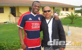 Manrique Amador, quien también vivió en Italia, era amigo de David Suazo. Aquí posan juntos en isla de Cerdeña.