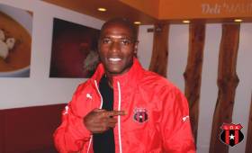 Jhonny Woodly llegará a ocupar el campo que posiblemente deje Jonathan Mcdonald en la ofensiva de Alajuelense. (Foto: Alajuelense)