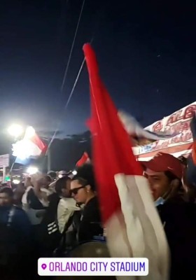 ¡Fuegos artificiales y cánticos! Afición del Olimpia le dio el banderazo previo al juego contra Tigres