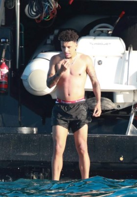 ¿Quién es la misteriosa mujer que disfruta de vacaciones junto a Jadon Sancho en Ibiza?