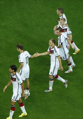 Alemania derrotó 2-1 a Argelia y ser rival de Francia