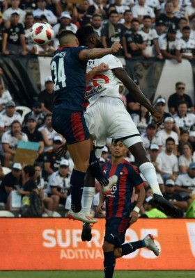 Locura total en Paraguay: Así fue el debut oficial de Adebayor con el Olimpia en un clásico