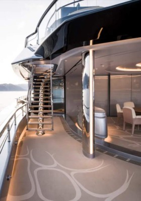 Increíble: El superyate del multimillonario dueño del Tottenham que tiene hasta cancha de tenis