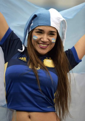 Argentinos y holandeses disfrutando de un gran ambiente en las gradas .