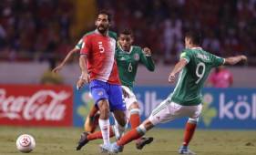 Celso Borges ante la marca de dos futbolistas mexicanos en la pasada fecha Fifa. (Foto: Nación.com)