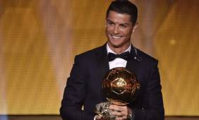 Criustiano Ronaldo luce sonriente tras ganar su tercer Balón de Oro.