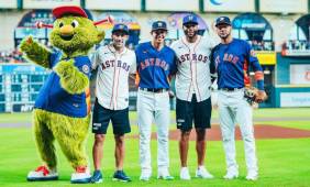 Mauricio Dubón junto a Pablo Zabaleta y Joleon Lescott.