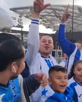 Ambientazo en el BMO Stadium: color catracho, clima frío en Los Ángeles y el uniforme que usó Honduras ante El Salvador