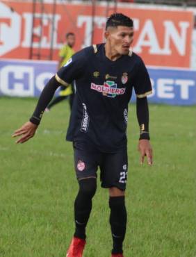 Edder Delgado, con 37 años, se ha olvidado del retiro y seguirá en Liga Nacional de Honduras.