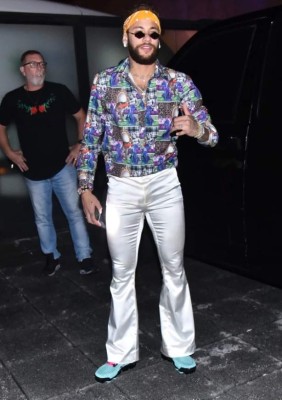 Neymar se viste de 'hippie' para celebrarle el cumpleaños a un amigo surfista en plena navidad