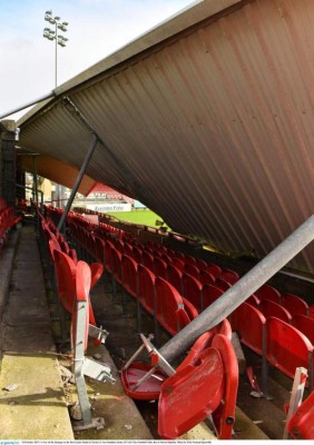 Huracán Ofelia hace estragos y daña gravemente un estadio de fútbol