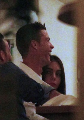Las últimas fotografías de Cristiano con su novia ¡se la come a besos!