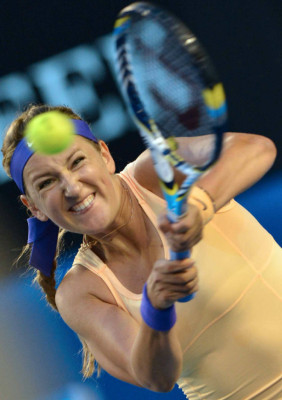 Su majestad Azarenka es la reina de Australia .