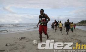 Marvin Chávez está de vacaciones en Honduras y lo primero que hace es compartir con la comunidad de su natal Sambo Creek.