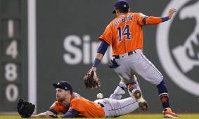 Mauricio Dubón en una de sus actuaciones con los Astros.