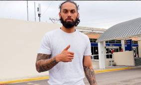 Adil Gowani en el momento de su arribo al Aeropuerto Golosón de La Ceiba.