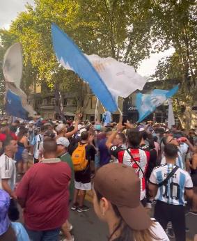 Demencia por Messi, estrambóticos tatuajes y las bellas chicas de Argentina en locura en las calles del Monumental