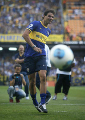 Nadal y Djokovic cierran gira con show de tenis y fútbol en Argentina.