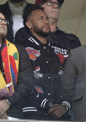 NO SE VIO EN TV: El sufrimiento de Neymar en el estadio, la misteriosa brasileña y el problema del árbitro