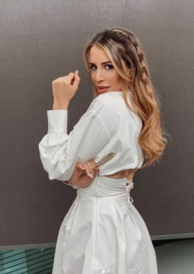 La periodista deportiva y exnovia de jugador del Real Madrid a quien le han propuesto ser escort