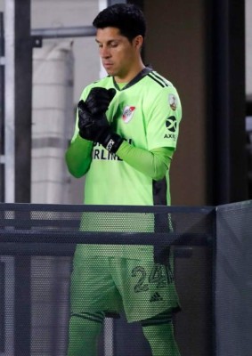 Las insólitas imágenes de Enzo Pérez jugando de portero con River Plate ¡y lesionado!