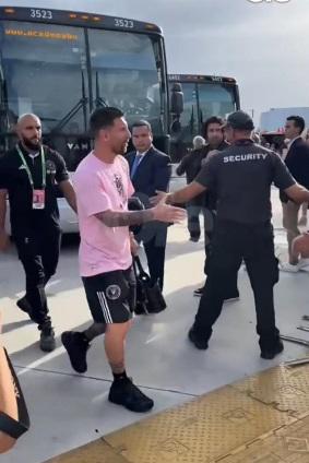 Curiosas banderas de Messi, histórica foto del Inter Miami, invitado especial y las enormes filas previo al debut del “10” en la Leagues Cup