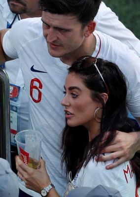 NO SE VIO POR TV: Panameños regalan sus camisas y Maguire exhibe a su preciosa novia