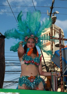 ¡BELLEZA! La campanita se roba el show en el carnaval de La Ceiba