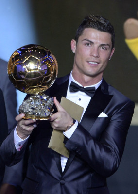 Cristiano entre lágrimas recibe el Balón de Oro 2013