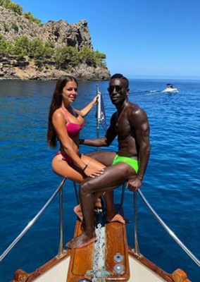 Sexy esposa de futbolista culpa al DT por no poner a jugar a su marido en el fútbol de España